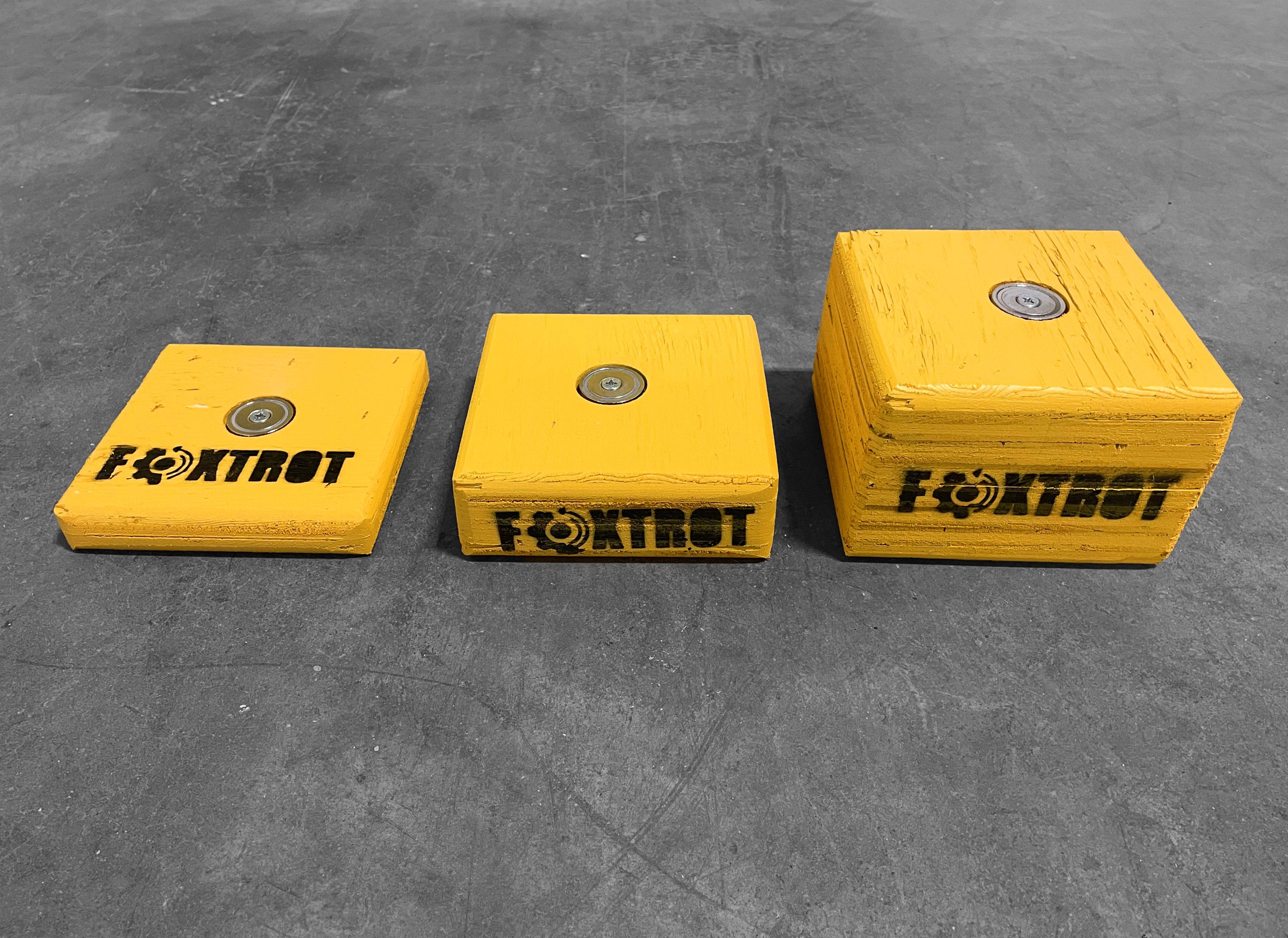 3 blocs jaunes en bois  de différentes tailles 